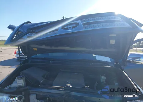 2010 Toyota Tundra Grade 5.7L V8 z USA, uszkodzony, nr VIN 5TFRY5F13AX094946